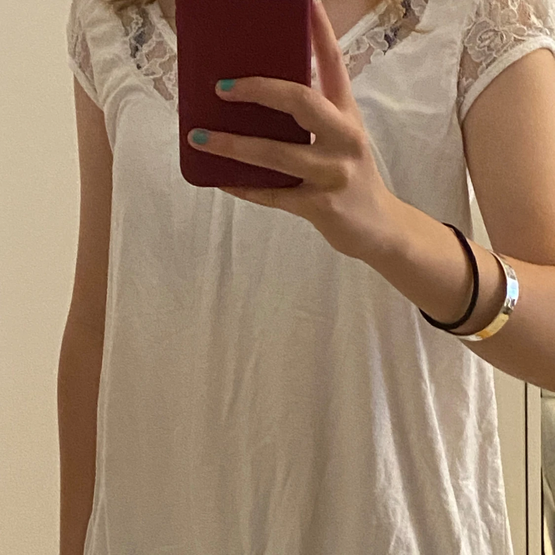 Vit blus med spetsdetaljer