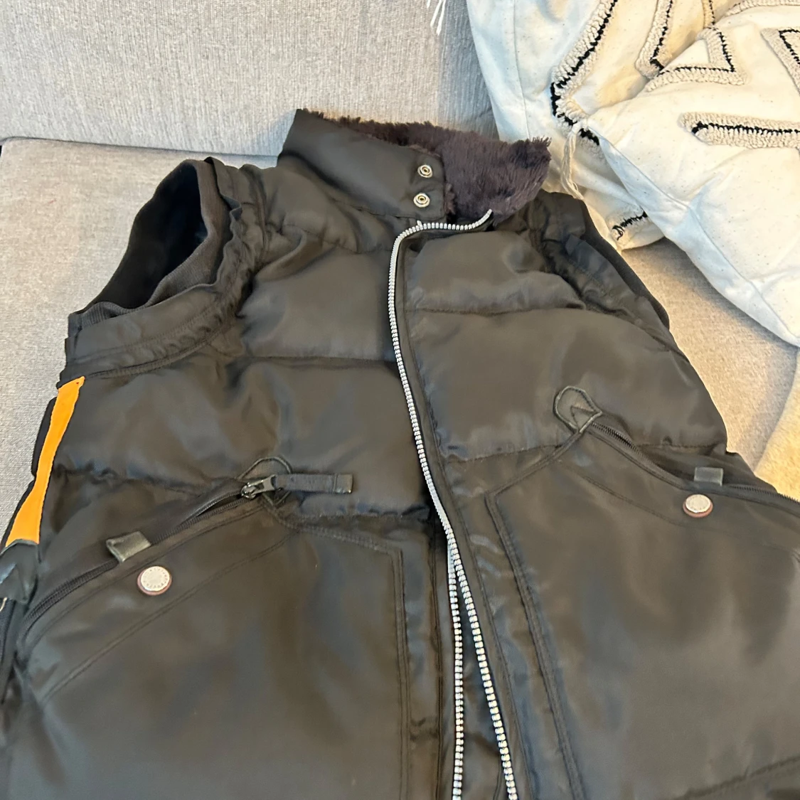 Svart dunväst från Parajumpers