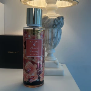 V.V. Love Power Energy Splash mist - Mycket fräsch och energigivande body mist från V.V. Love i doften Power Energy Splash. Denna body misten är verkligen underbar, varm o somrig. Rymmer 250 ml o är knappt använd, sprejad kanske max 5 gånger