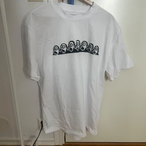 Vit t-shirt Drake tour merch - Jag säljer en t-shirt från drakes konsert i sverige och behöver sälja då den satt väldigt stort ocj långt på mig (då jag är <160). Nypris är 625 men säljer för 500, kan gå ner i pris 💞 Helt oanvänd!