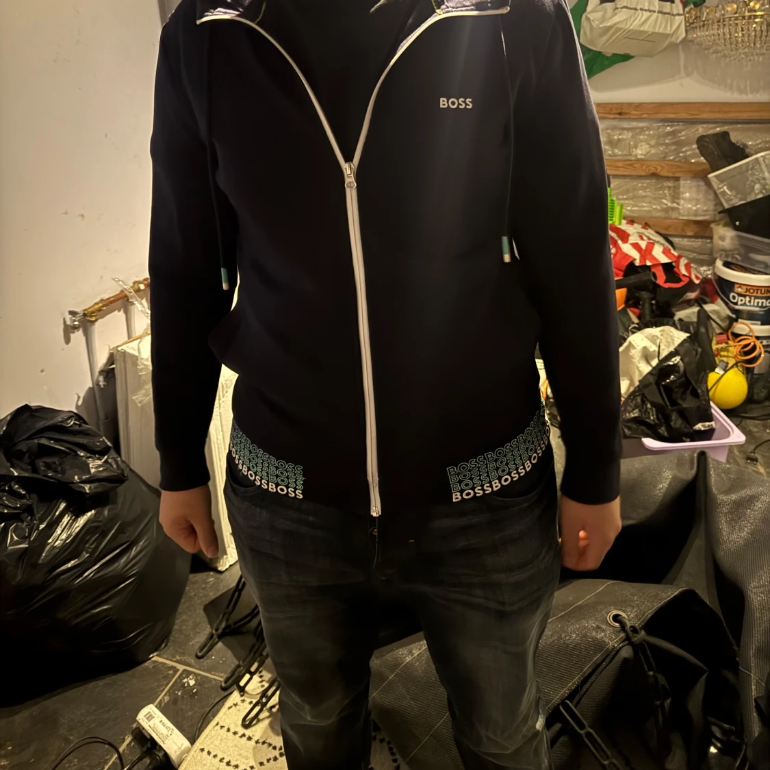 Svart hoodie från BOSS med dragkedja - 1