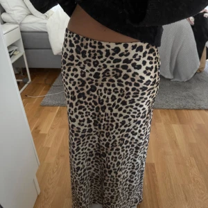 Långkjol från Zara - Snygg långkjol i siden liknade material från Zara i leopardmönster. Storlek xs