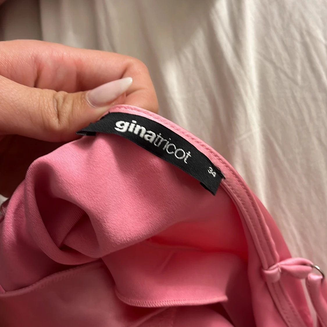 Rosa satinklänning från Gina Tricot - 3