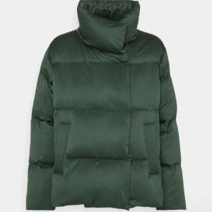 Mörkgrön pufferjacka med hög krage - Jacka från Weekend Max Mara, slutsåld nypris 4200kr. Använd men i bra skick 