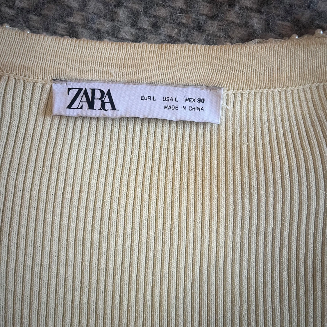 Ljusgul topp med pärlor & öppen rygg - 4