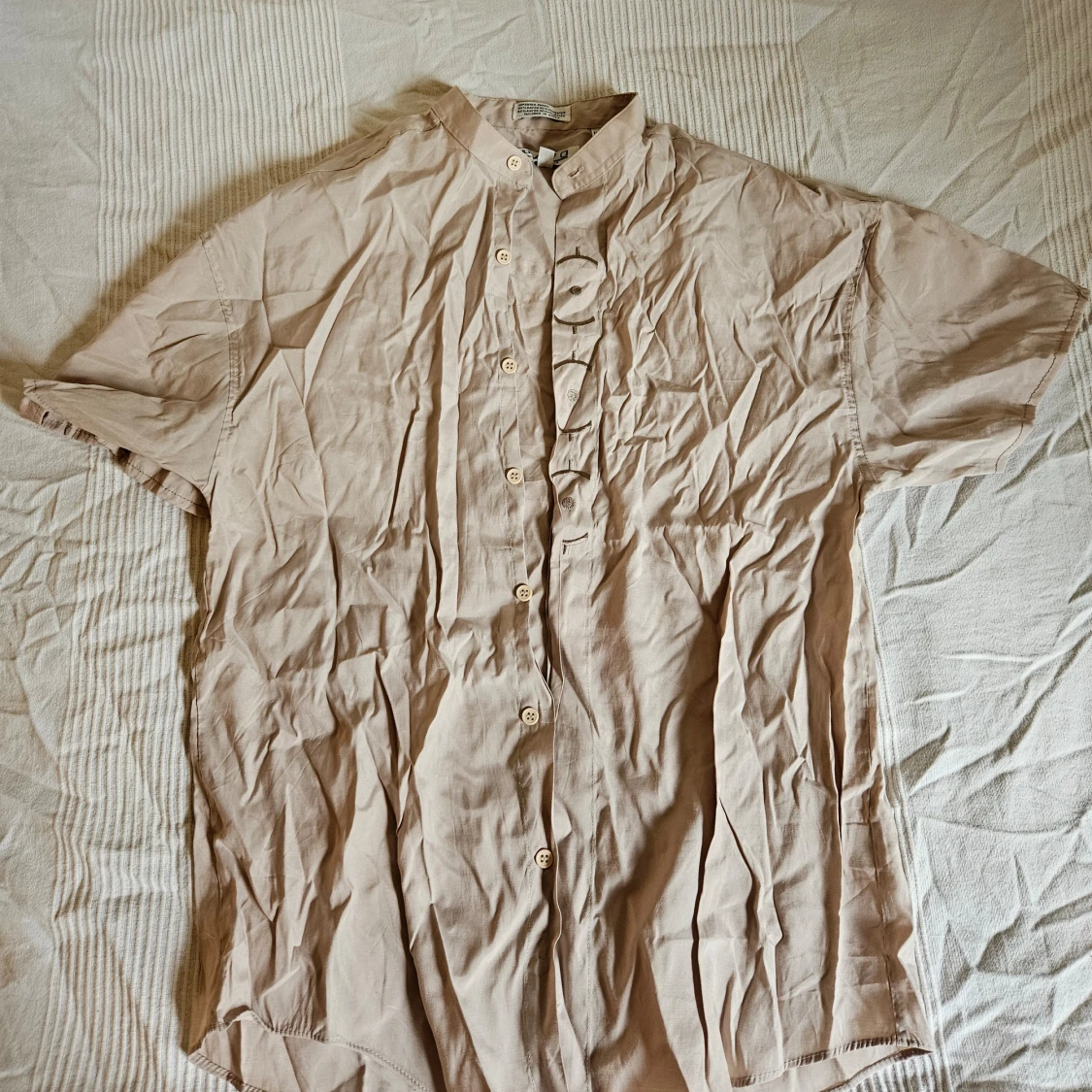 Beige skjorta med broderi och rund krage