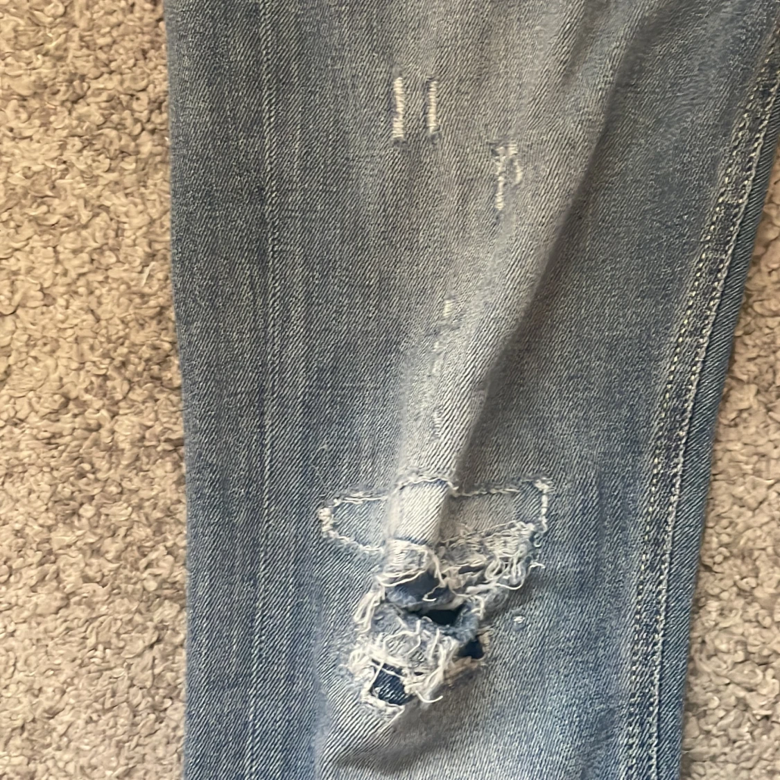 Blå slitna jeans i storlek 32 - 3