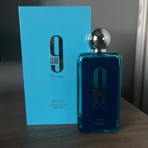 Afnan 9am Dive EDP 100ml - Minst 95ml kvar av 100ml, så nästan full. Testar o sälja eftersom jag behöver mer plats i parfymskåpet, och denna sällan används. Doften är riktigt fräsch och akvatisk men samtidigt maskulin! Har du frågor är de bara att fråga på🙏🏼