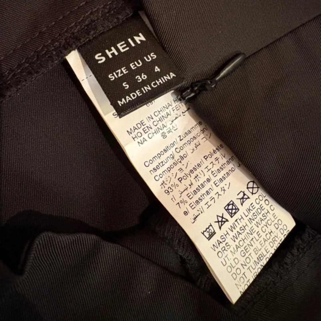 Svarta vida byxor med guldknappar från SHEIN stl.S - 2