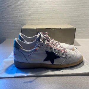 Golden goose skor  - Tjena! Säljer nu mina tvär snygga golden goose skor! Storlek 45 men passar även 44. Skorna är endast testade och i nyskick! Äkthetsbevis finns! Nypris runt 6000, mitt pris 2499! Priset är ej hugget i sten så hör av dig vid minsta fundering! 