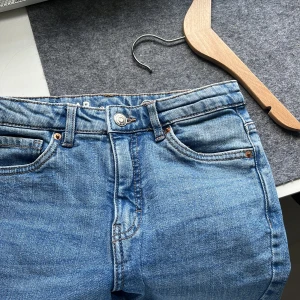 Blå wide jeans från LAB Industries -  Blå jeans från LAB Industries i klassisk denim med raka, vida ben. Jeansen har hög midja och ljus tvätt med lätt slitning. Blev lite dåligt ljus på bildens men de är ljusblå 🩷