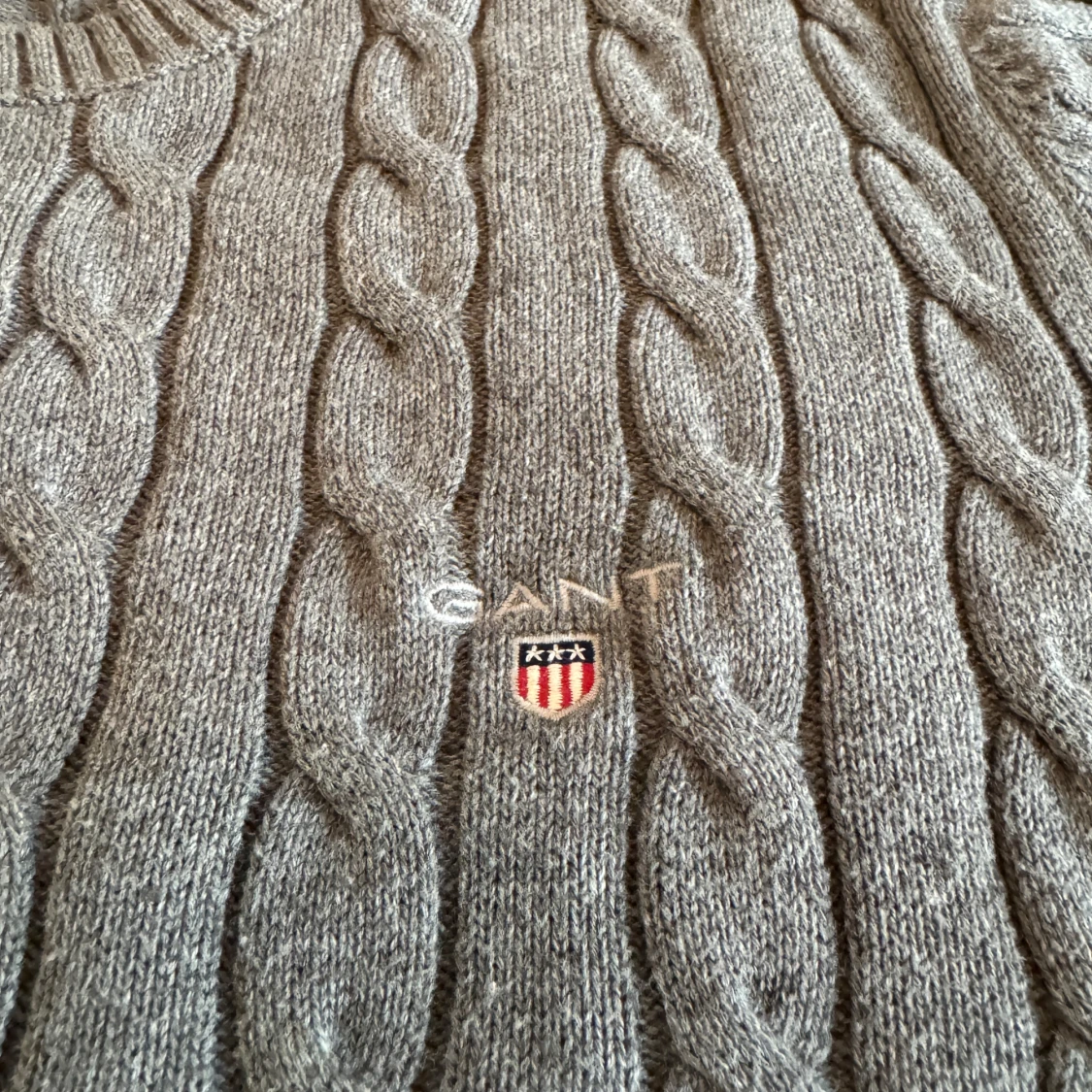 Grå kabelstickad tröja från GANT - 2