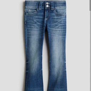 Blå bootcut jeans med dubbla knappar - Säljer snygga blå bootcut jeans med dubbla knappar från H&M. I storlek 164/S/XS. Knappt använda