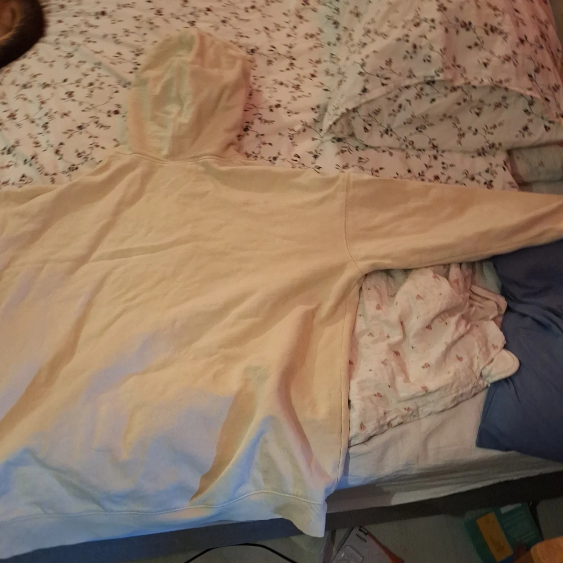 Beige hoodie från H&M med huva - 1