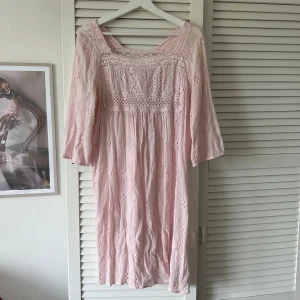Ljusrosa Odd Molly spetsklänning - Superfin ljusrosa klänning från Odd Molly med broderade detaljer och spets upptill. Klänningen har trekvartsärm och är tillverkad i mjuk bomull. Den har storlek 3 vilket motsvarar L enligt Odd Mollys hemsida.