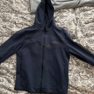 Mörkblå nike tech fleece - Säljer en mörkblå nike tech fleece. Inga defekter bra skick. Skriv vid fler frågor