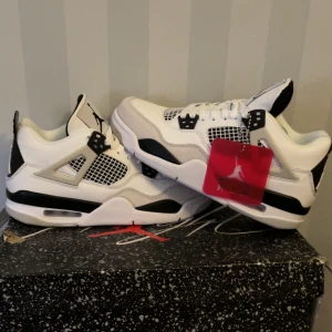 Jordan 4 military black - Säljer helt nya jordan 4 military black. De är oanvända. Storleken på skorna är 40. Om du undrar något om skorna eller om du har en bud är det bara att skriva till mig.