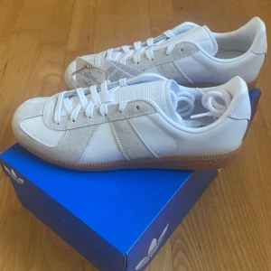 Adidas BW army gats  - Säljer dessa tvärfeta gatsen ifrån adidas. Skorna är helt nya och aldrig använda. Allt og ingår plus ett par extra skosnören. Storlek 41 1/3. Kom med prisförslag