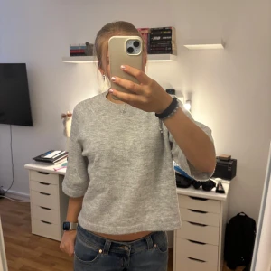 Grå stickad tröja från Pigalle XS köptes från ONLY - Supermjuk och stilren grå stickad tröja från Pigalle i storlek XS. Köpt från ONLY. Använd fåtal gånger, är en slags oversize så den passar större storlekar än XS jag har normalt M/S och ändå passar denna💕