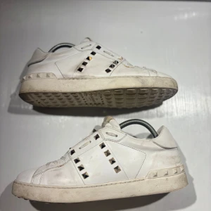 Valentino skor - Hej! Säljer nu mina skor från märket Valentino , storlek 41 bra skick, allt på bilden ingår. Tveka inte på att höra av dig om du har frågor eller funderingar kring skorna! 