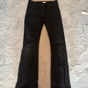Svarta bootcut jeans Gina Tricot - Svarta jeans från Gina Tricot i bootcut-modell. Dom är i storlek 170 och är i bra skick. Dom är i en gammal modell som inte går att köpa längre.💓💓