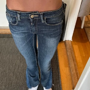 Lågmidjade jeans  - Lyx jeans, mycket fina. Omsydda själv, därav det låga priset. 
