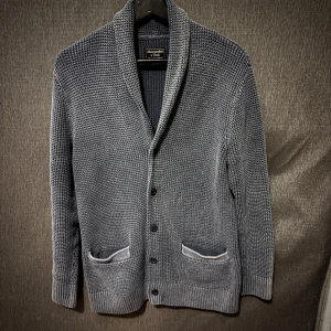 Stickad cardigan washed Abercrombie & Fitch stickad kofta - 🎋Oerhört sällsynt Abercrombie & Fitch kofta🏝️🍹passar S🍹| Skick: 10/10 |