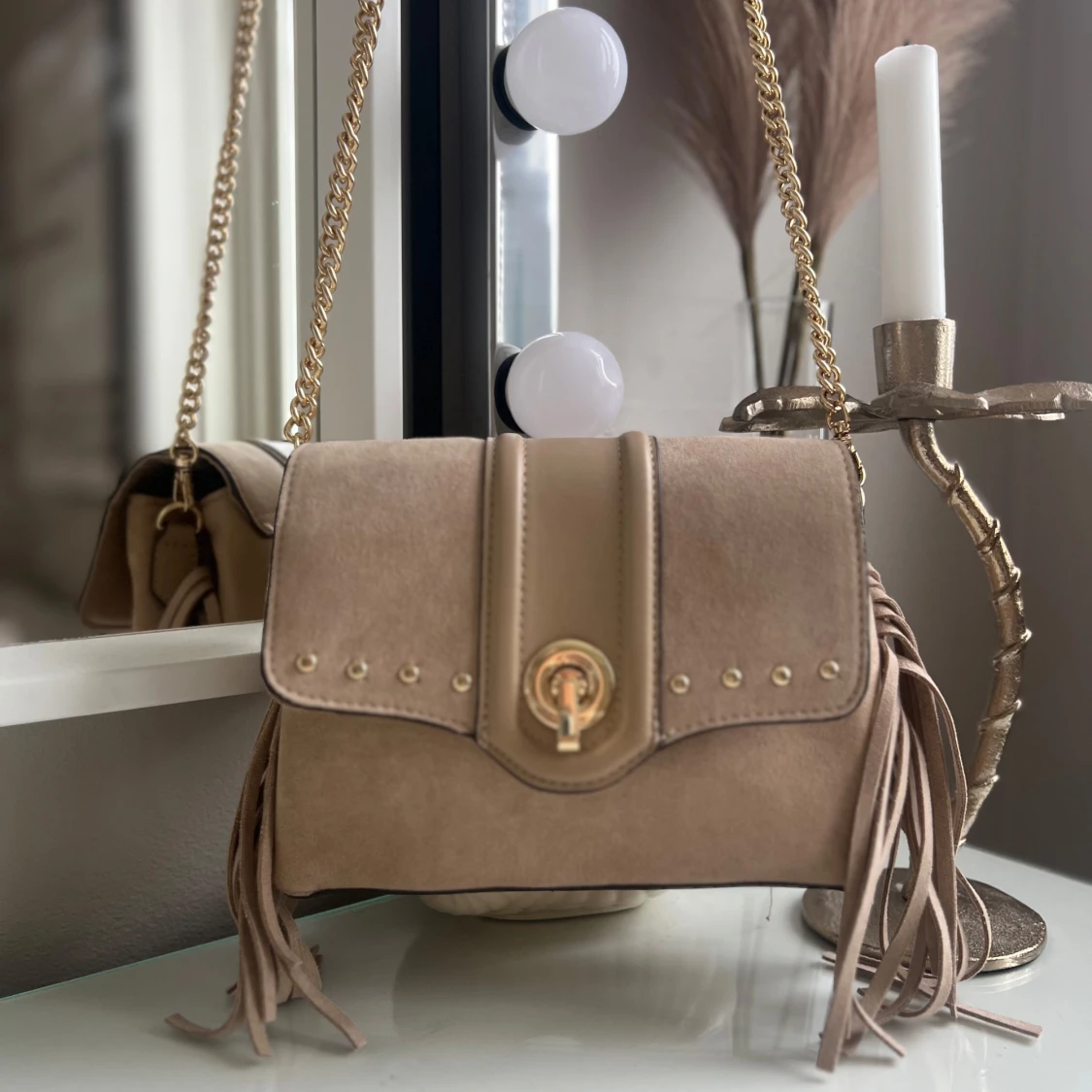 Beige axelväska med fransar och guldkedja - 1