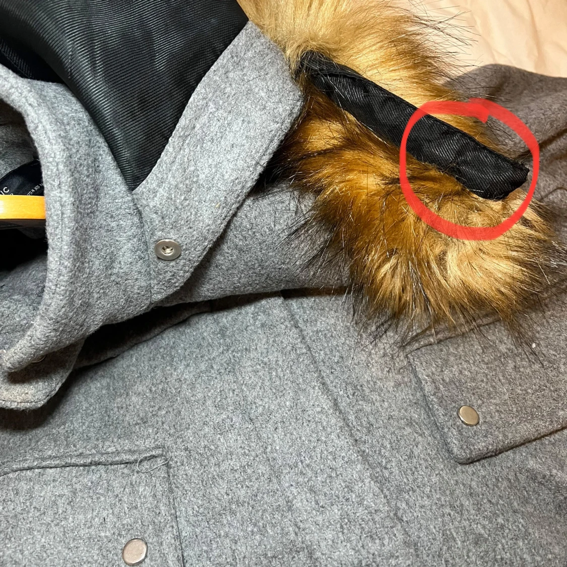 Grå kappa med fuskpäls och spännen med huva  - 4