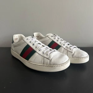 Gucci ace skor - Säljer dessa riktigt snygga gucci ace skorna i storlek US 10,5 vilket motsvarar 43/44! Skorna är i skick 7/10! Orginal pris - 9250kr Vårat pris - 1599kr. Priset är ej hugget i sten! Skriv vid minsta lilla fundering!🙌