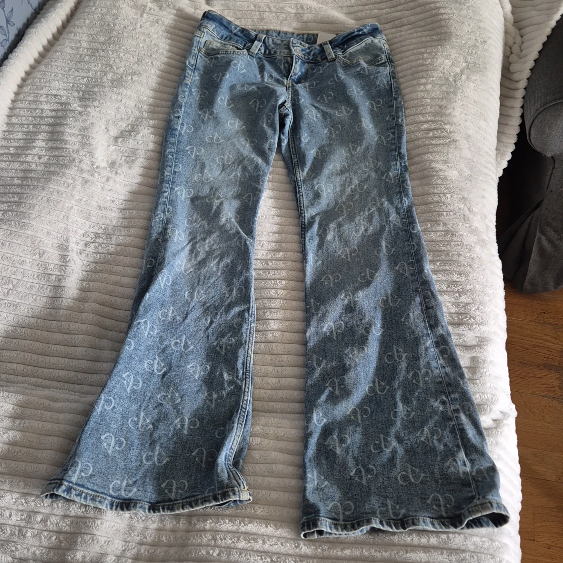 Blåa bootcut jeans från H&M Divided