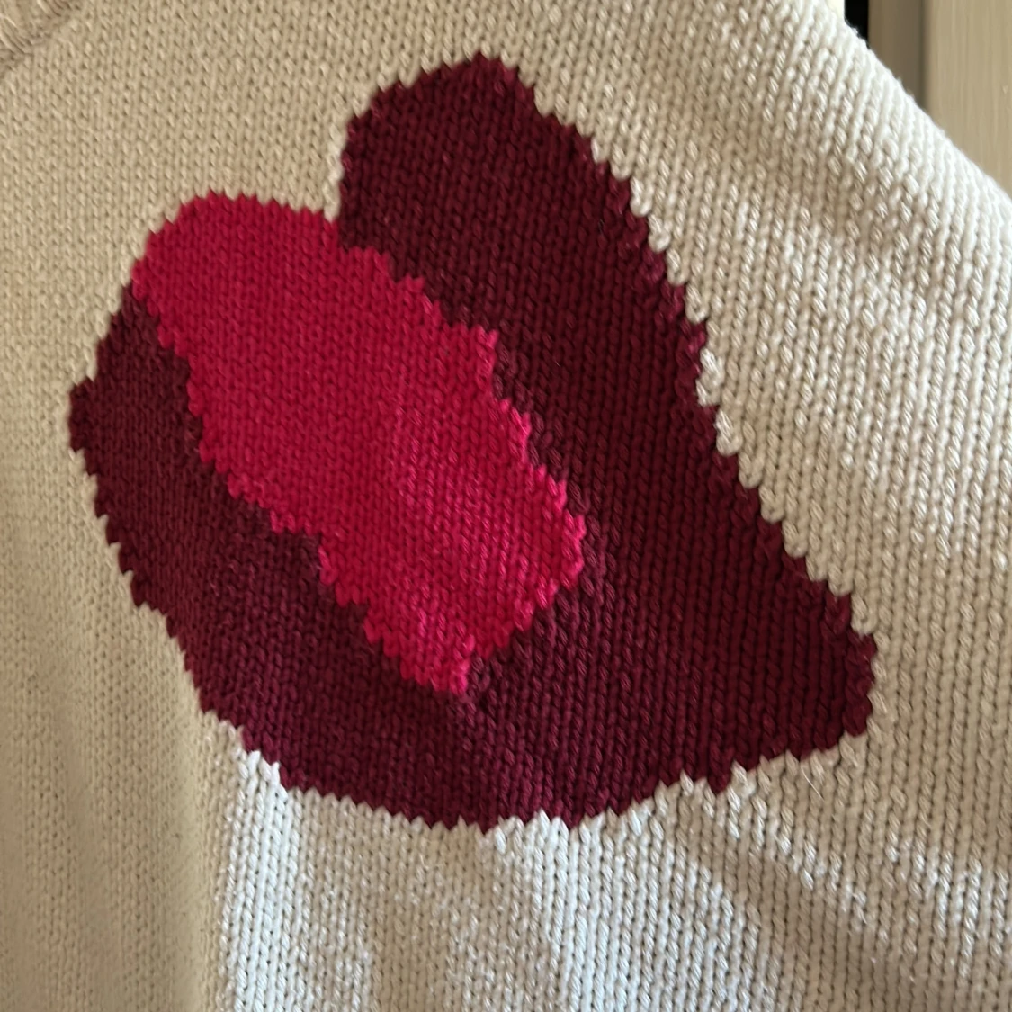 Vit stickad tröja med hjärtan från Ellos - 1