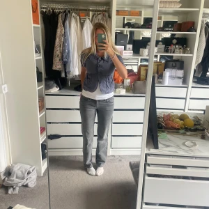 Gråa jeans - Coola ljusgråa jeans från Zara! Så snygga! Jag är ca 173 cm. 