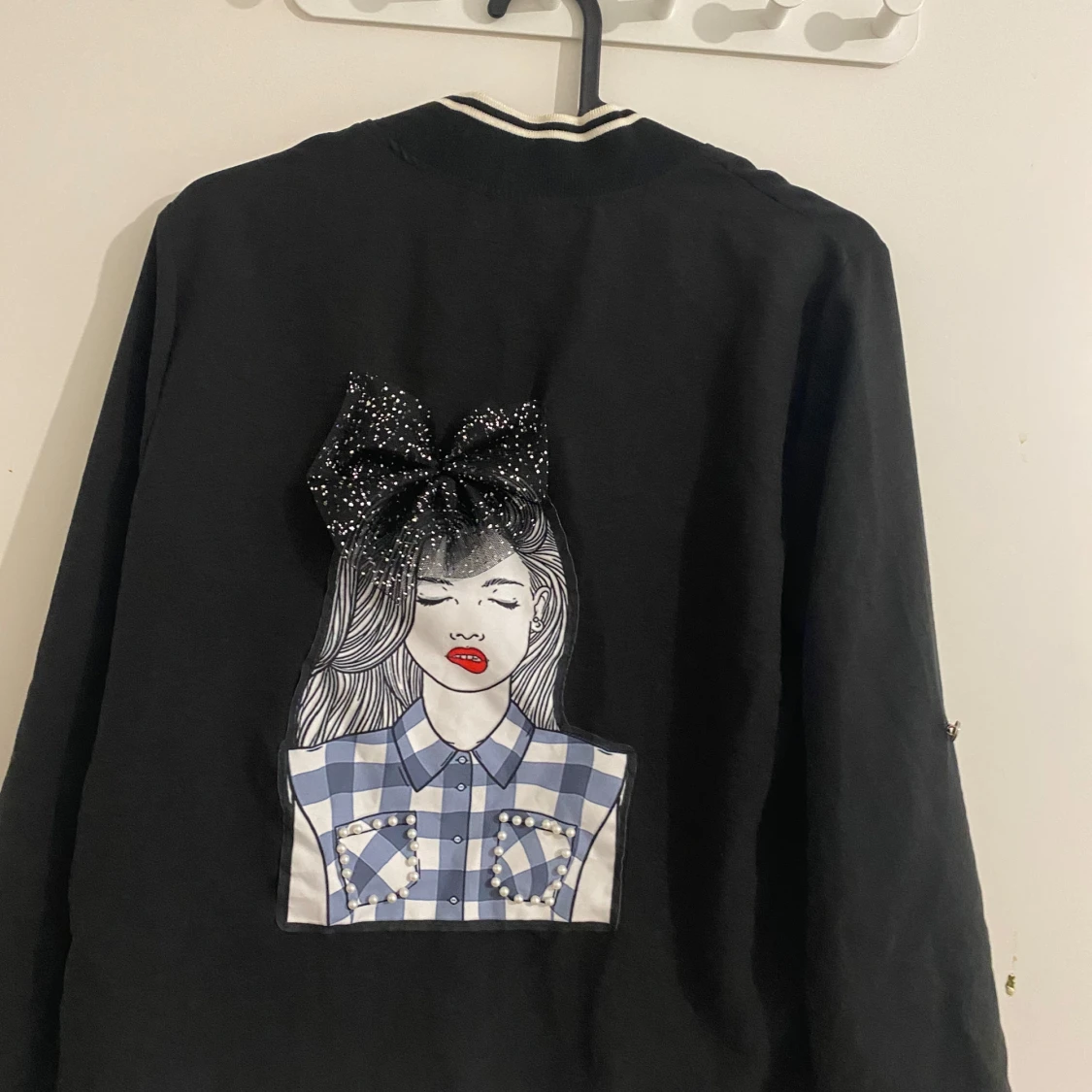 Svart jacka med tryck och rosett - 2