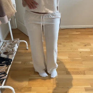 Linnebyxor hm slutsålda - Säljer dessa snygga beigea slutsålda linnebyxor från hm. Myckt bra skick, som nya! 