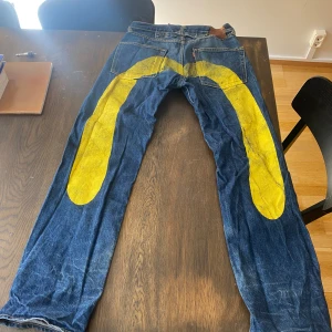 Baggy evisu jeans  - Klassiska Evisu jeans med loose passform och Gula loggan på baksidan Aka Donken brallorna. Priset kan diskuteras vill bli av med dem