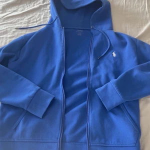 Blå hoodie från Polo Ralph Lauren - Säljer en Snygg blå hoodie från Polo Ralph Lauren i storlek M kan gå ner i pris så skicka prisförslag😁
