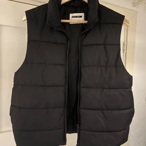 Svart dunväst från Noisy May - Snygg svart dunväst från Noisy May, fin i skicket och perfekt nu till hösten!