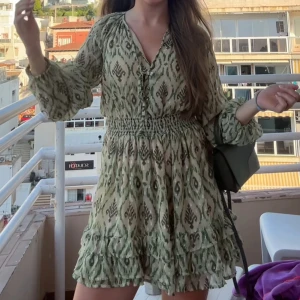 Grön zara klänning - Så fin grönmönstrad klänning från Zara. Storlek S och är i väldigt bra skick💗Skriv vid frågor eller köp direkt!