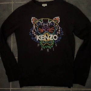 Svart Kenzo sweatshirt med färgglad design - Säljer svart kenzo tröja med färgglada färger på framsidan, den är använd och jag säljer den för att den inte passar mig längre. Det går mycket väl att diskutera priset