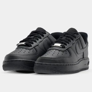 Nike Air Force 1 - Blackforces, använda ett par gånger. Är kvar i mycket bra skick dock, inga tecken på skador eller slit. Kom dm för mer bilder