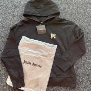 Palm angels hoodie - svart - S - 👕 Palm Angels Hoodie – Svart 📏 Storlek: S 💸 Pris: 1000 kr 🆕 Skick: Helt ny – endast testad  Säljer en äkta Palm Angels hoodie i svart, storlek S. Hoodien är helt ny och endast testad, aldrig använd ute. Inga fläckar, noppor eller skador – nyskick!  ✅ Ikonisk Palm Angels-design ✅ Tung och mjuk bomull – hög kvalitet ✅ Passar perfekt till både streetwear och vardagsstil