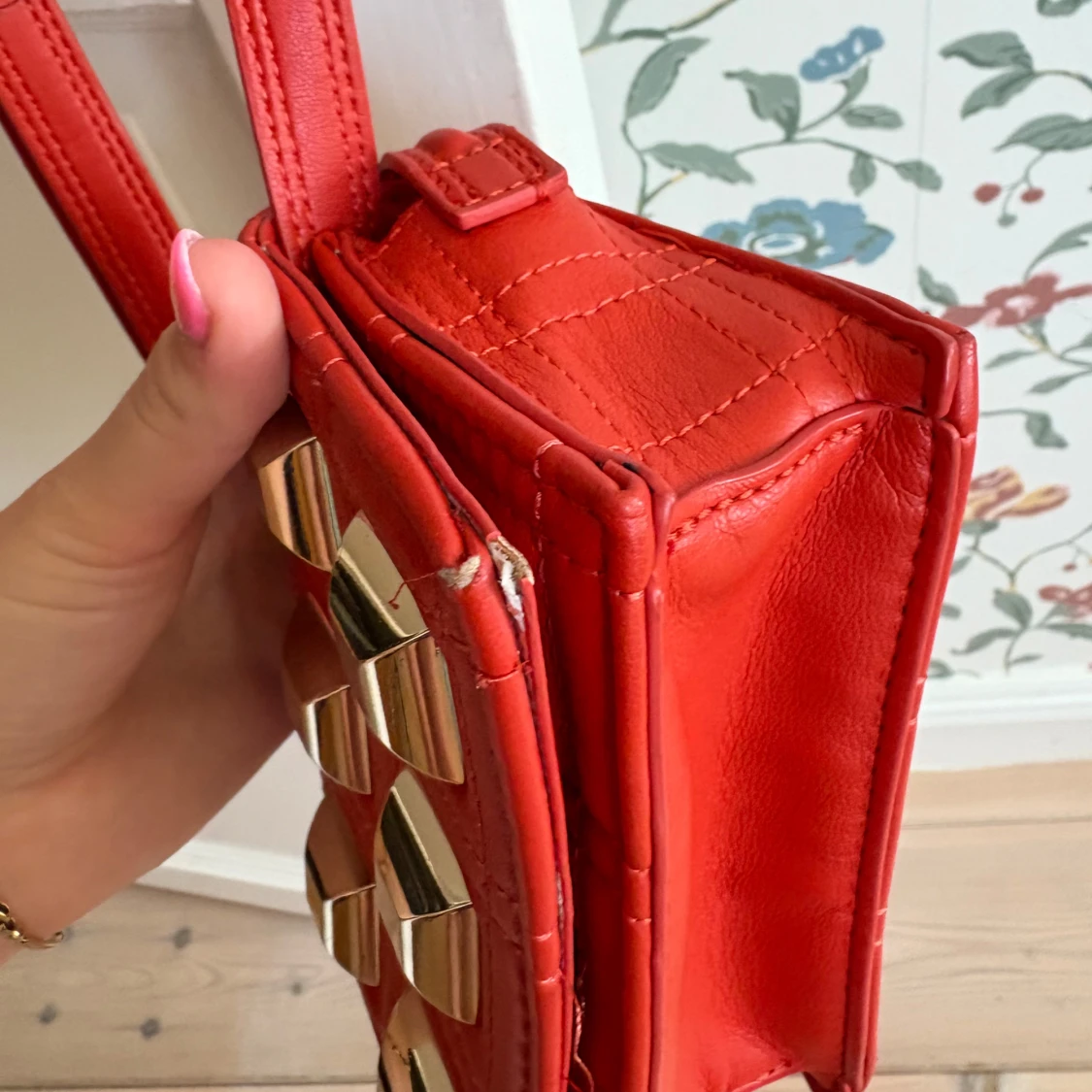 Röd/orange axelväska med guldiga nitar - 3