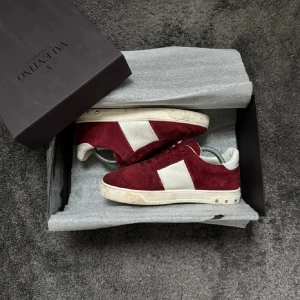 Valentino flycrew 38-39 - Säljer nu dessa sjukt snygga valentino flygresenärer i storlek 38-39, skick 8/10 då 4 nitar är av, inget OG medföljer! Skriv för mer bilder eller funderingar! 