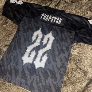 trapstar tshirt - bra trapstar t shirt andvänd bara 2 gånger storlek XS men är lite för stor så skulle säga den passar S/M boxy fit