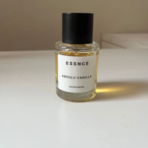 ESSNCE Absolu Vanilla Eau de Parfum -  Absolu Vanilla doftar som en lyxig vaniljbakelse som är söt, varm och lite vuxnare med en hint av boozy känsla. Perfekt för dig som vill ha en mogen gourmand doft. Om du tycker om Kayali Vanilla 28 kommer du definitivt att älska denna doft! Parfymen är test sprayad men majoritet återstår, missa inte ut på denna goda doft!💗
