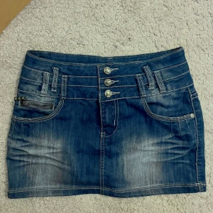 Lågmidjad jeanskjol - Lågmidjad jeanskjol i storlek men skulle säga att den passar S/XS mer. Midjemåttet är 36cm tvärsöver. 💕
