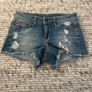 Blå slitna jeansshorts Hunkydory - Hej!! Säljer dessa jättefina shorts från Hunkydory i storlek 26 (xs-s) med midjemåttet 36 cm. Jag har de lite nere på höfterna för en avslappnad och baggy look. Tveka inte på att skriva vid frågor🤗
