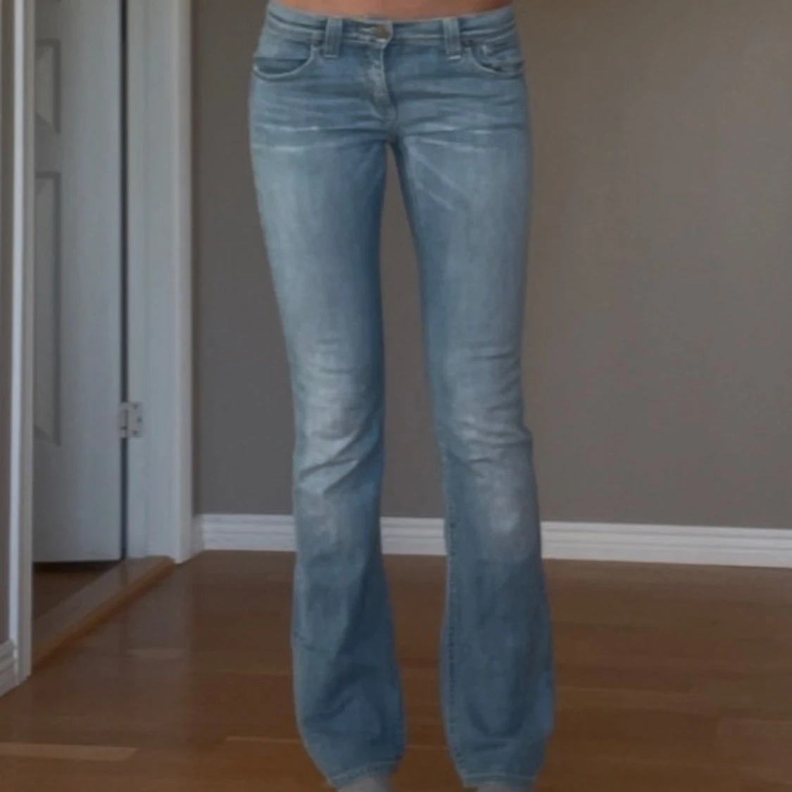 Ljusblå bootcut jeans