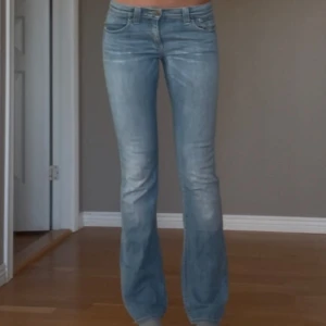 Ljusblå bootcut jeans - Säljer ett par ljusblå jeans med bootcut passform. Dem är i mycket bra skick men används inte längre då dem är försmå för mig Midjemåttet tvärsöver är 35cm  Innerbenslängden är 81cm